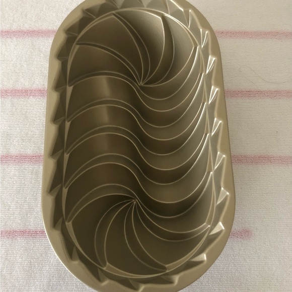 Nordic Ware Heritage Loaf Cake baking pan - Picture 2 of 9